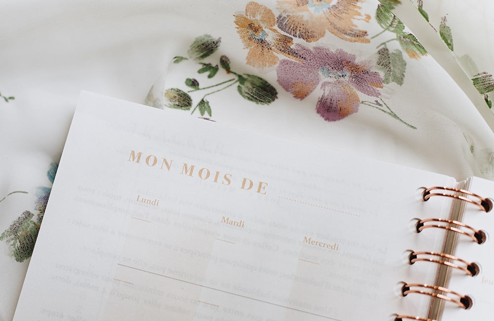 MyblueprintVF - Planner Non Daté Rewrite Your Story Agenda Rêves Développement Personnel Slow Living Semaine Hebdomadaire - Vue Mensuel Closeup